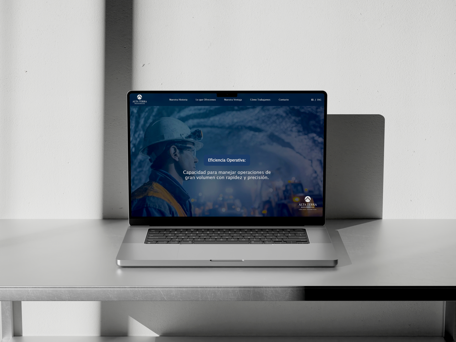 Foto del equipo de With Me trabajando en una estrategia